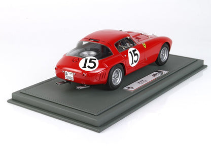 Modèle réduit Ferrari 340 MM rouge avec le numéro 15 sur les portes et le capot, présenté sur un socle gris, disponible sur Vroomi.