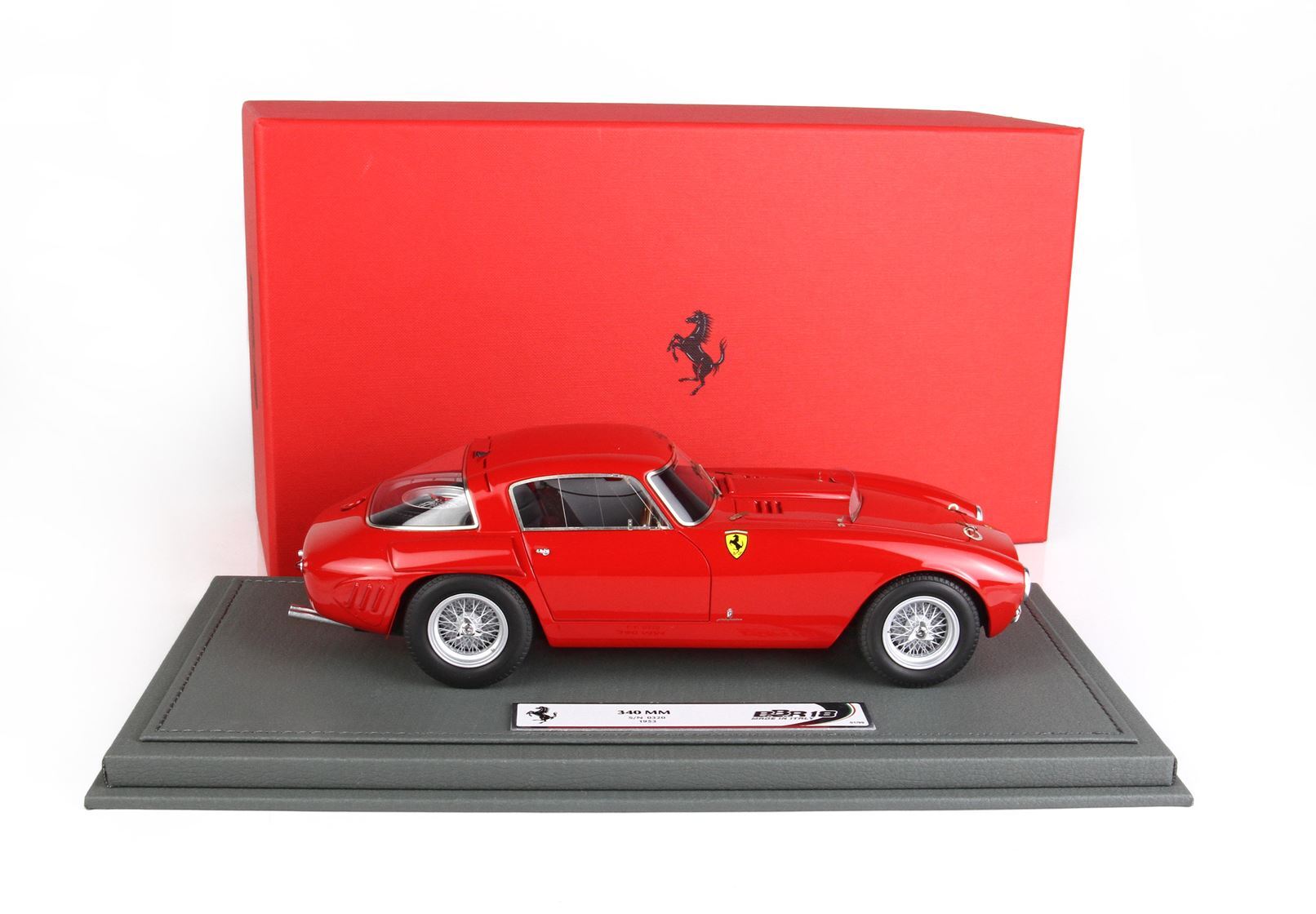 Modèle réduit Ferrari 340 MM 1953 rouge présenté dans son coffret rouge griffé, désormais disponible sur Vroomi.