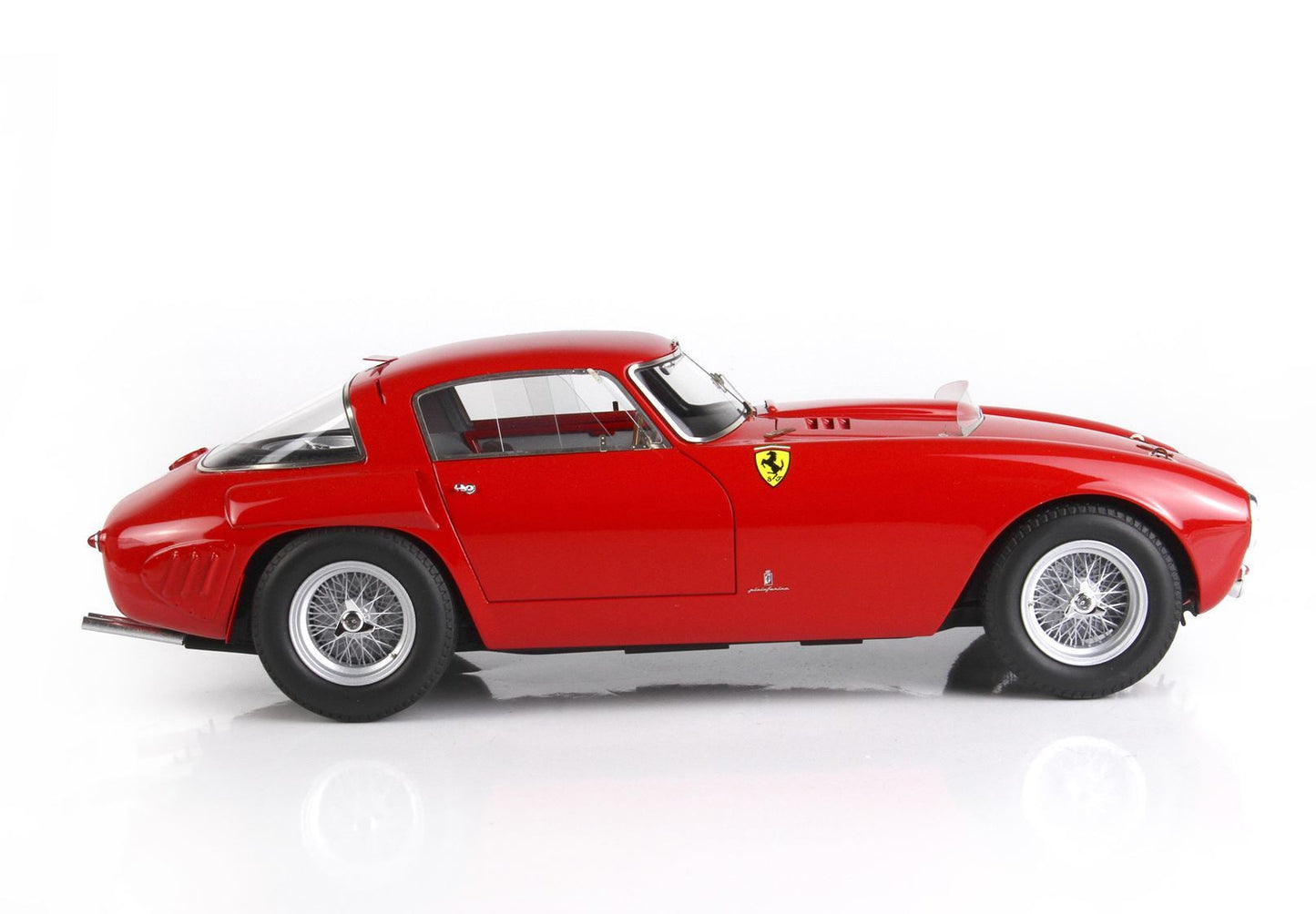 Voiture de sport vintage Ferrari rouge classique par Pininfarina, modèle réduit détaillé désormais disponible sur Vroomi