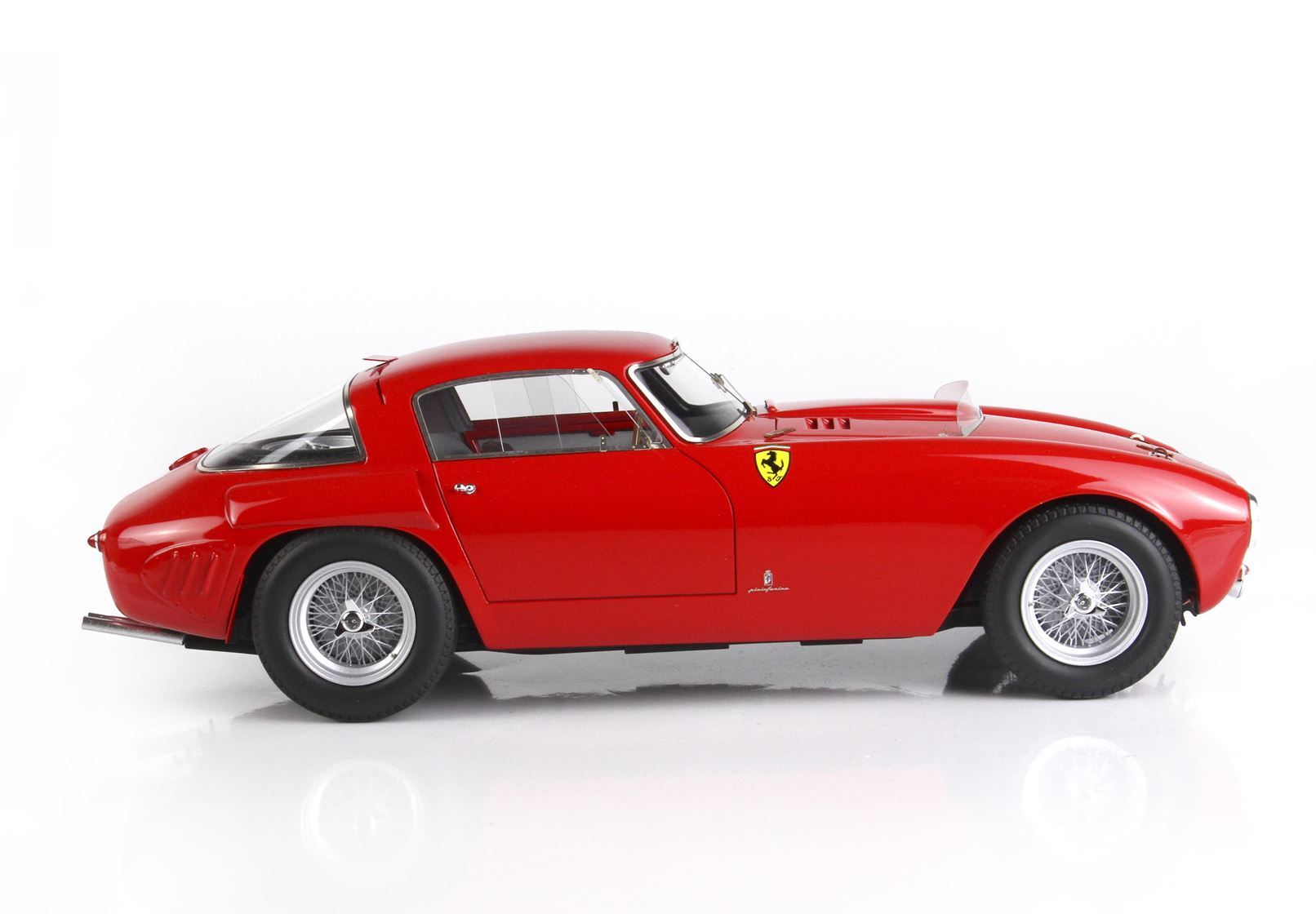 Voiture de sport vintage Ferrari rouge classique par Pininfarina, modèle réduit détaillé désormais disponible sur Vroomi