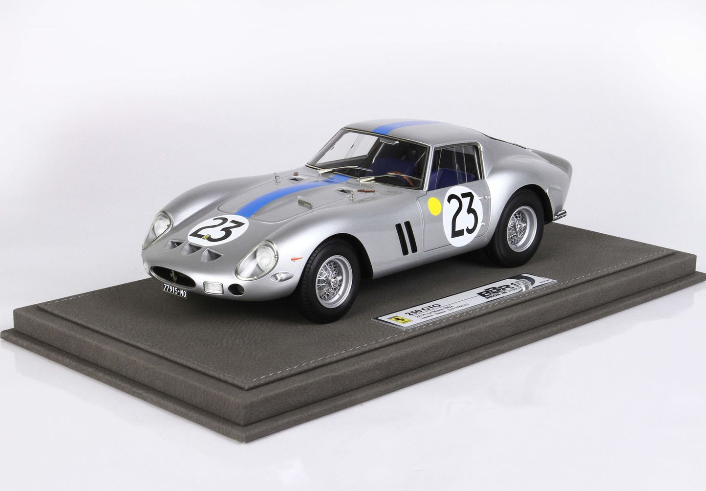 Modèle réduit Silver 250 GTO avec numéro 23 et bande bleue, présenté sur un socle gris, proposé sur Vroomi.