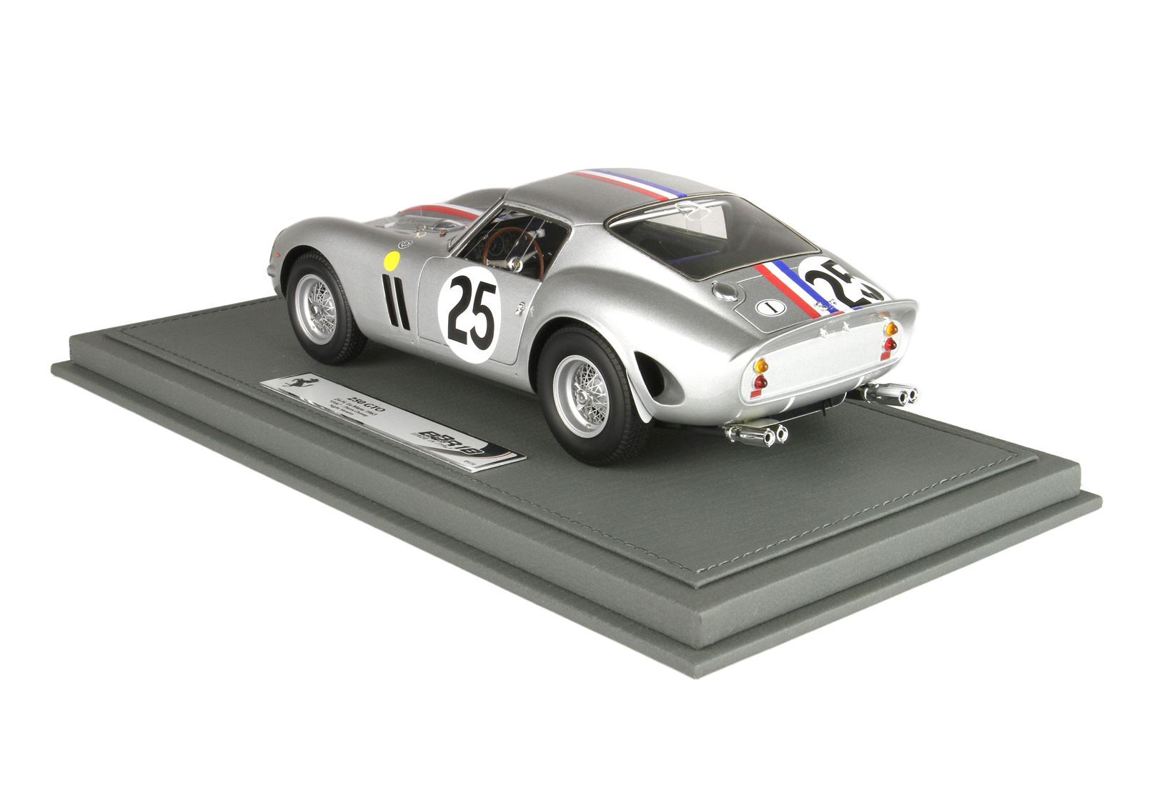 Modèle réduit Ferrari 250 GTO argenté avec numéro de course 25 sur socle gris, disponible sur Vroomi