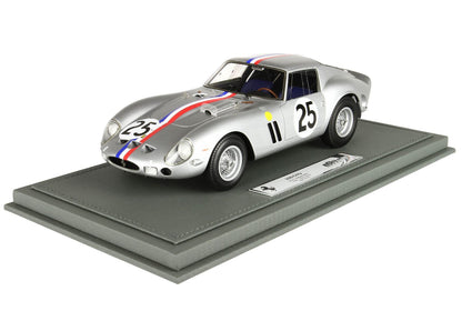 Modèle réduit Ferrari 250 GTO argenté avec bandes de course et numéro 25 sur socle gris, disponible sur Vroomi