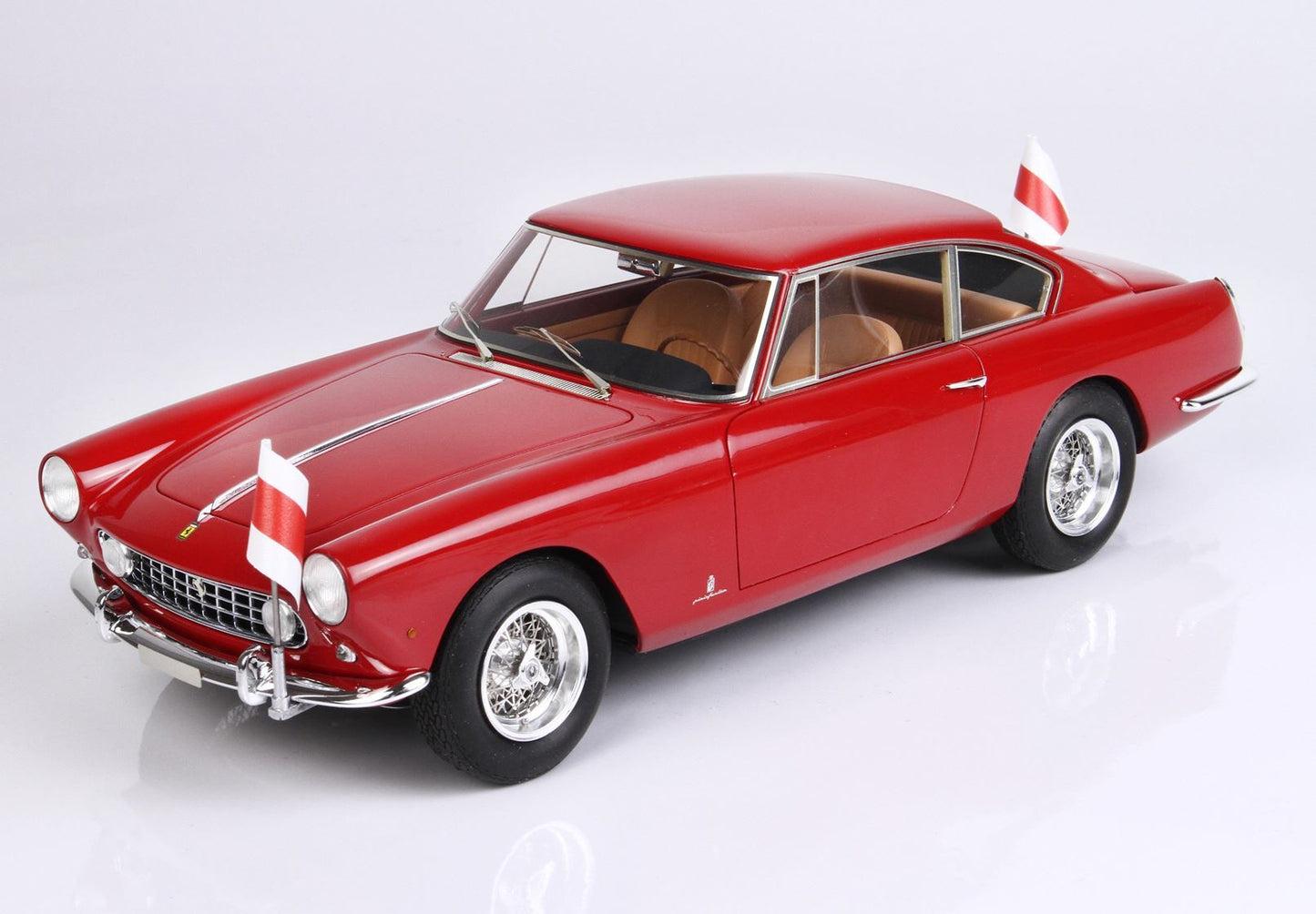 Modèle réduit Ferrari classique rouge avec intérieur beige et petits drapeaux rouge et blanc, disponible sur Vroomi.