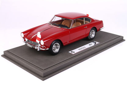 Modèle réduit Ferrari 250 GTE 2+2 rouge sur socle gris, proposé sur la plateforme Vroomi.