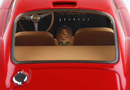 Modèle réduit de Ferrari rouge avec intérieur beige, volant et levier de vitesse, disponible sur Vroomi.