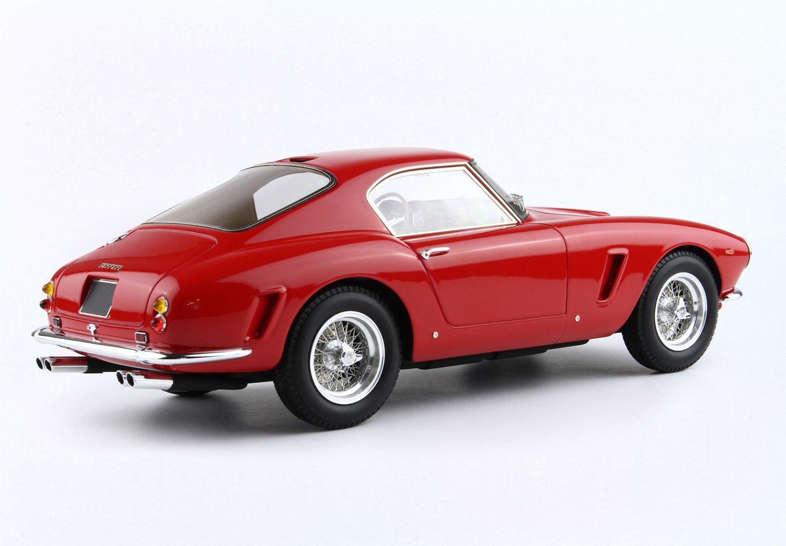 Modèle réduit de voiture de sport vintage rouge avec jantes chromées, présenté à sale Vroomi.