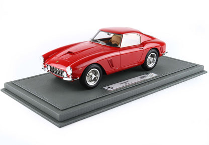 Modèle réduit de Ferrari 250 SWB rouge présenté sur un socle en cuir gris, disponible chez Vroomi.