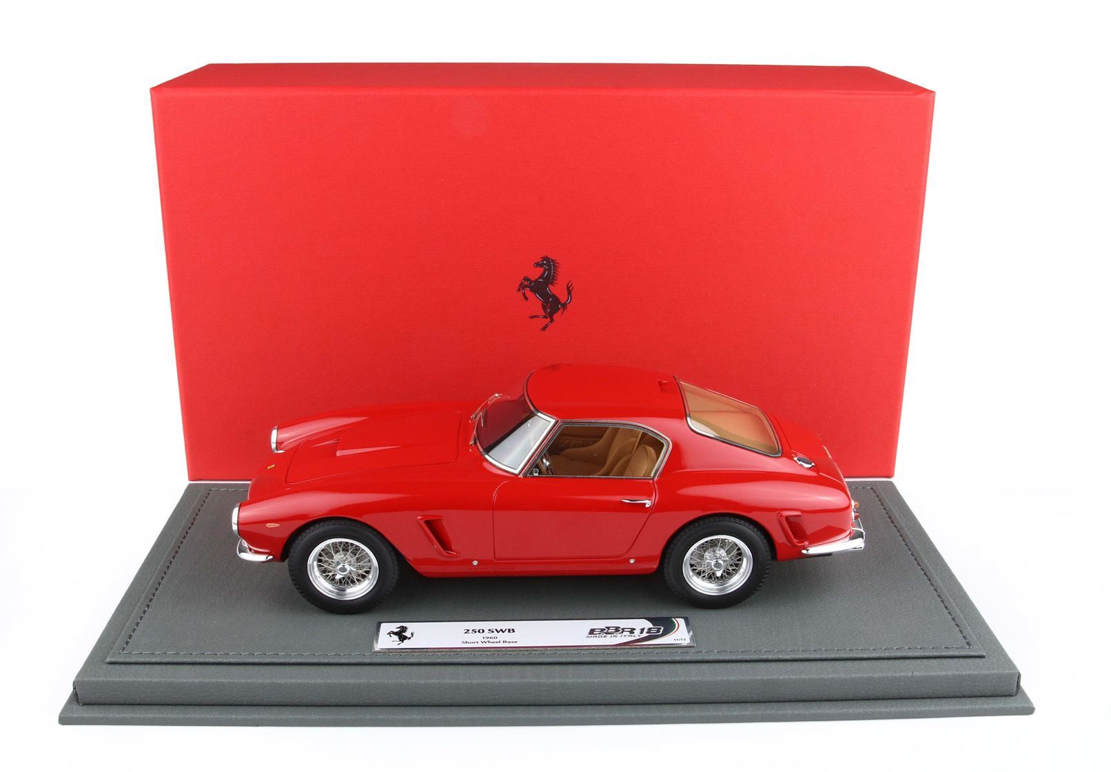 Modèle réduit de Ferrari 250 SWB rouge sur socle gris avec fond rouge Ferrari, disponible sur Vroomi