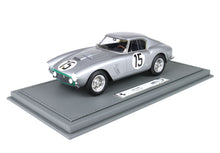 Modèle réduit Ferrari 250 SWB argenté avec numéro de course 15 sur socle gris, disponible sur Vroomi