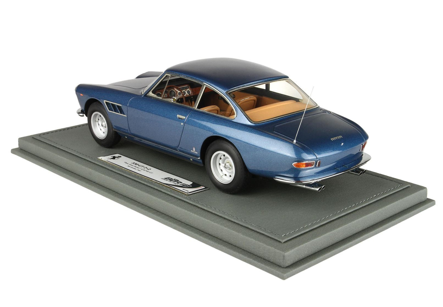 Modèle réduit Ferrari 330 GT 2+2 bleu sur socle gris avec intérieur beige, disponible sur Vroomi