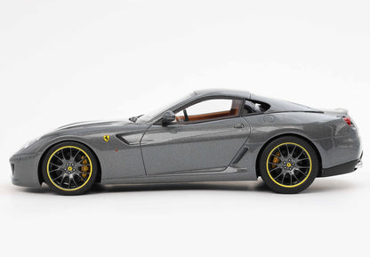 FERRARI 599 GTB FIORANO 2006 BOÎTE AUTOMATIQUE - FABRIQUÉE EN ITALIE GRIS SILVERSTONE INTÉRIEUR CUIR - Vroomi