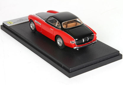 Modèle réduit Ferrari 250 GT rouge et noir de 1953 sur socle noir, proposé sur Vroomi.
