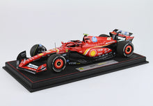 FERRARI SF24 GP DE MONACO 2024 MODÈLE RÉDUIT - EMBALLAGE DE LUXE CARLOS SAINZ TROISIÈME PLACE - Vroomi