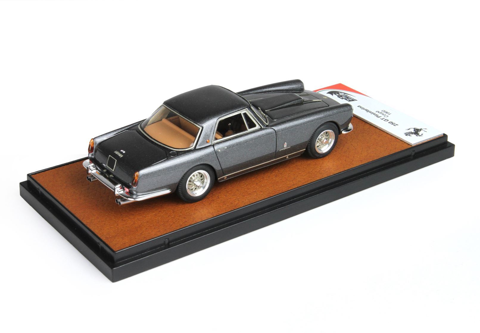 Maquette réduite d'une Ferrari 250 GT Pininfarina Coupé de 1960, couleur gris foncé, présentée sur un socle en cuir texturé, disponible sur la plateforme Vroomi.