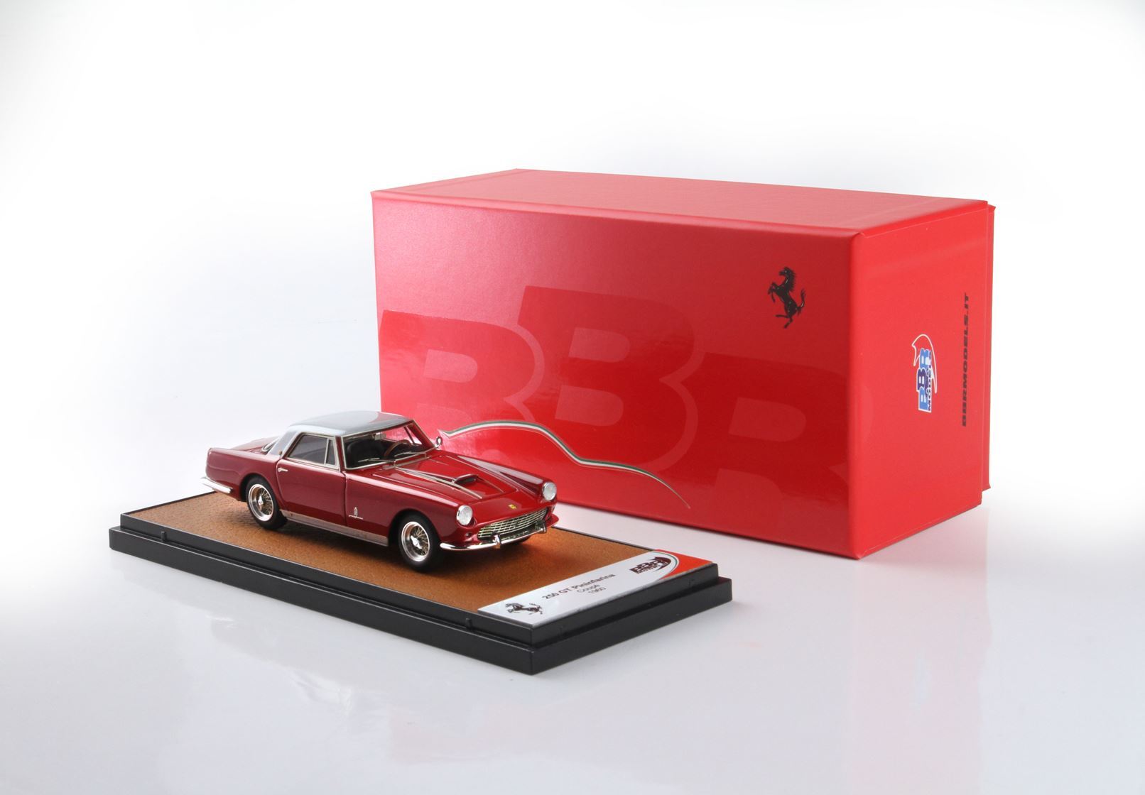Maquette rouge de la voiture 250 GT California sur socle d'exposition avec boîte BBR rouge, disponible via Vroomi.