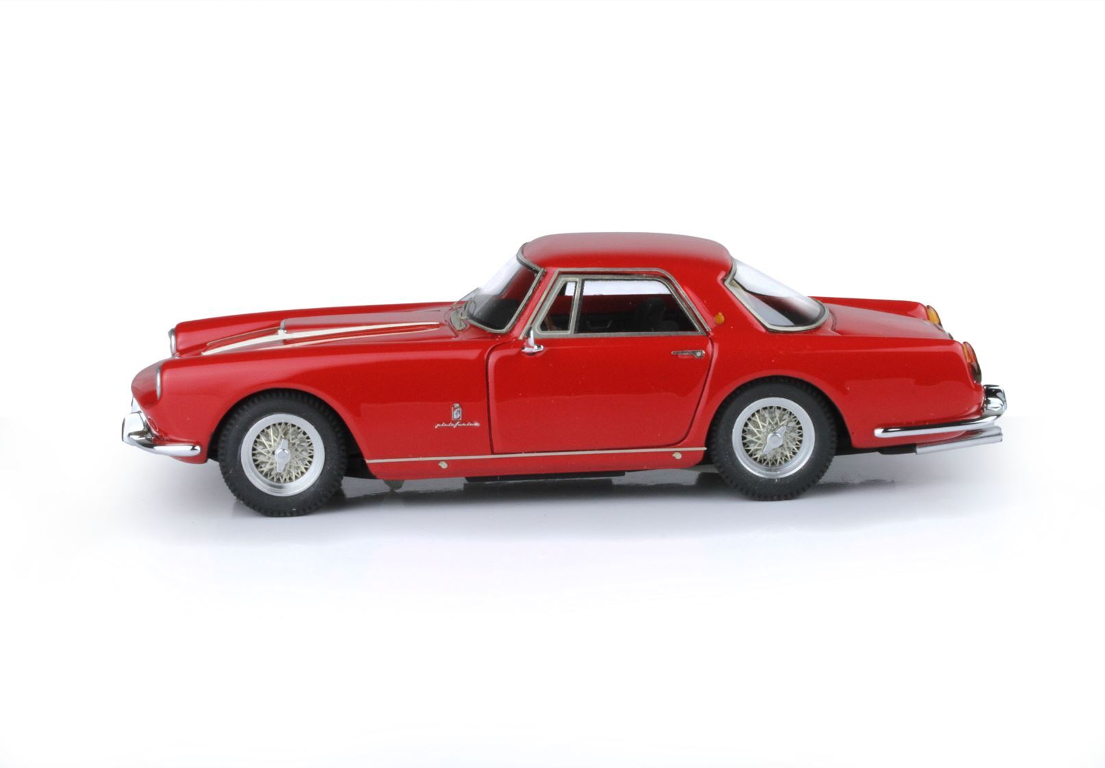 Modèle réduit de coupé classique vintage rouge avec roues à rayons métalliques, disponible sur la plateforme Vroomi.