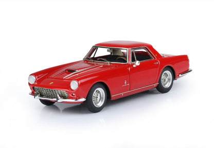 Modèle réduit Ferrari classique rouge avec détails chromés, présenté sur fond blanc, également disponible sur Vroomi.