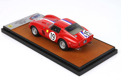 Modèle réduit Ferrari 250 GTO rouge avec bandes de course et numéro 19, présenté sur un socle disponible sur Vroomi.