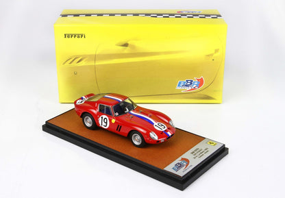 Modèle réduit Ferrari 250 GTO rouge à l'échelle 1:43 avec bandes de course et numéro 19, disponible sur Vroomi.