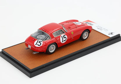 Modèle réduit de Ferrari 250 GT Berlinetta rouge avec le numéro 15 sur socle d'exposition, disponible sur Vroomi
