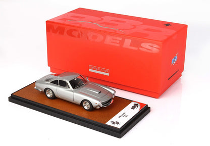 Modèle réduit Ferrari 250 Lusso argenté à l'échelle 1/43 sur socle d'exposition avec BBR Models orange BBR Models , disponible sur Vroomi
