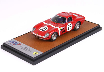 Modèle réduit de Ferrari 250 GTO rouge avec le numéro 26 sur un socle d'exposition, disponible sur Vroomi.
