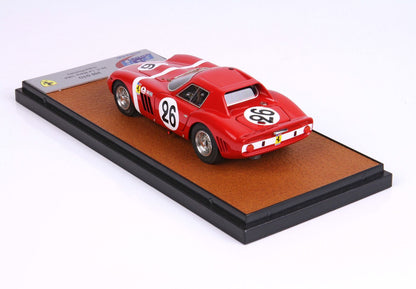 Modèle réduit Ferrari 250 GTO rouge de 1962 avec le numéro 26 sur socle d'exposition, disponible sur Vroomi