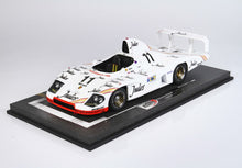 Modèle réduit de voiture de course Porsche 936/81 blanche avec livrée Jules sur socle noir, proposé sur Vroomi.