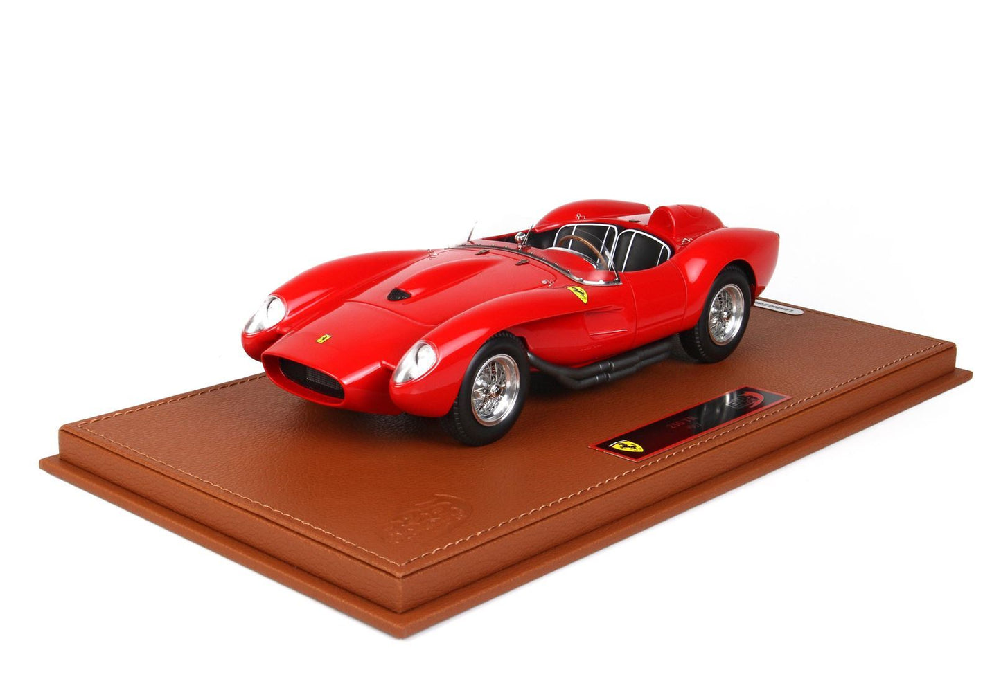 Modèle réduit Ferrari Spyder rouge de 1959 sur socle en cuir marron, proposé sur la plateforme Vroomi.