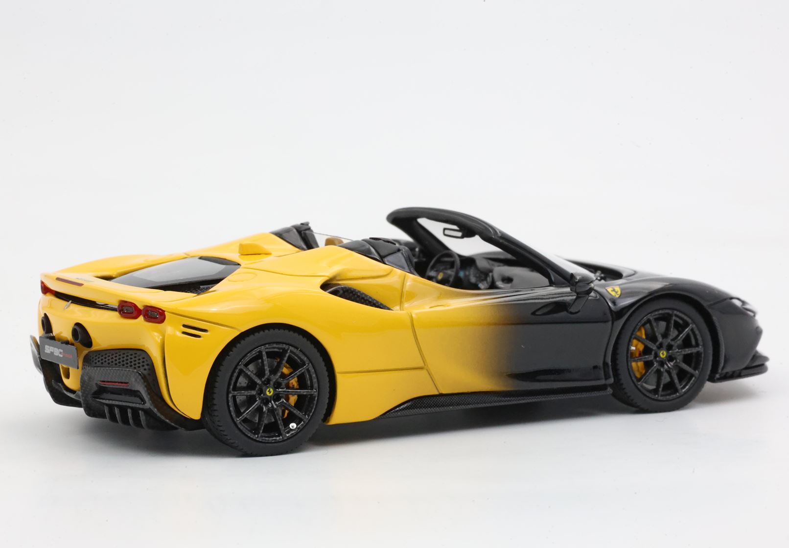 FERRARI SF90 SPIDER BICOLOR GIALLO MODENA - NOUVEAU BLACK DAYTONA - Vroomi