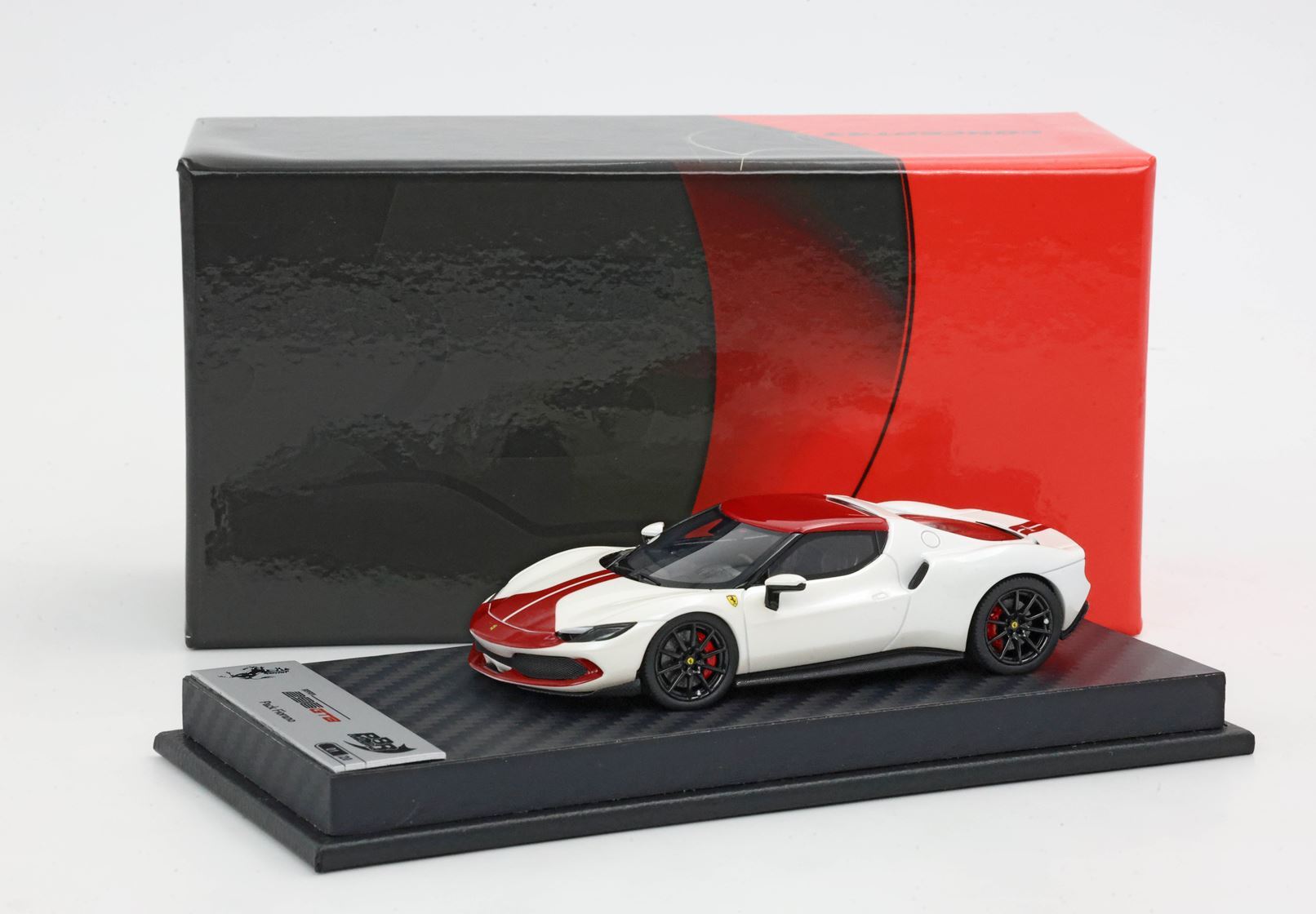 FERRARI 296 ASSETTO FIORANO BIANCO FUJI LUCIDO E TETTO ROSSO SCURO - Vroomi