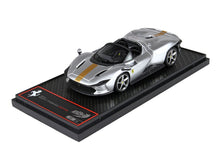 FERRARI DAYTONA SP3 SÉRIE ICONA ARGENTO NURBURGRING - Vroomi