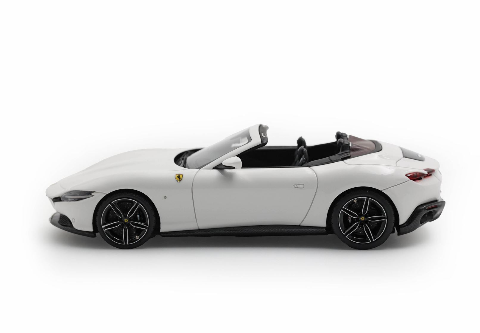 FERRARI ROMA SPIDER BIANCO CERVINO - JANTES NOIRES BRILLANTES - Vroomi