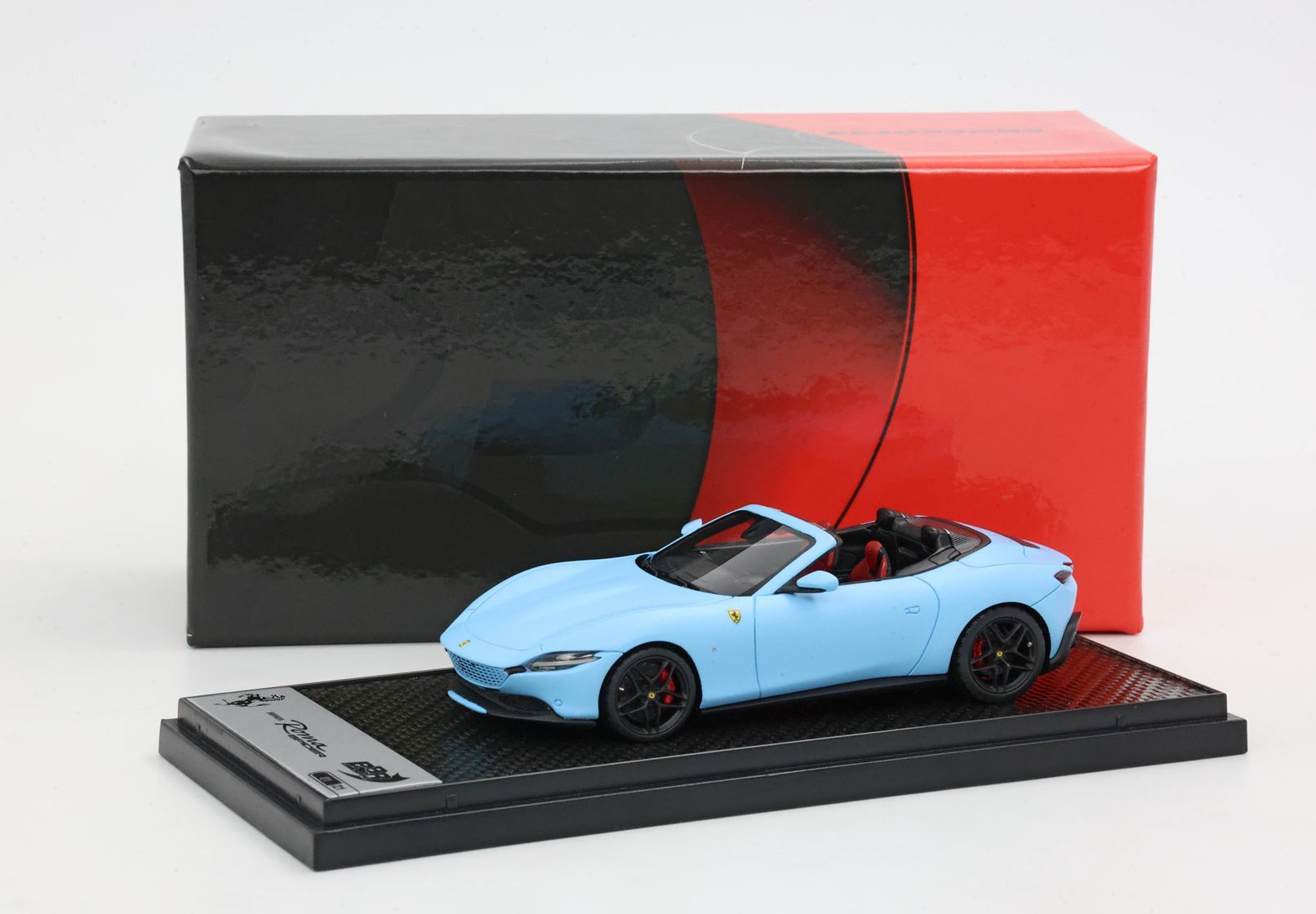 FERRARI ROMA SPIDER AZZURRO LA PLATA OPACO + CAPPELLINO BBR - Vroomi