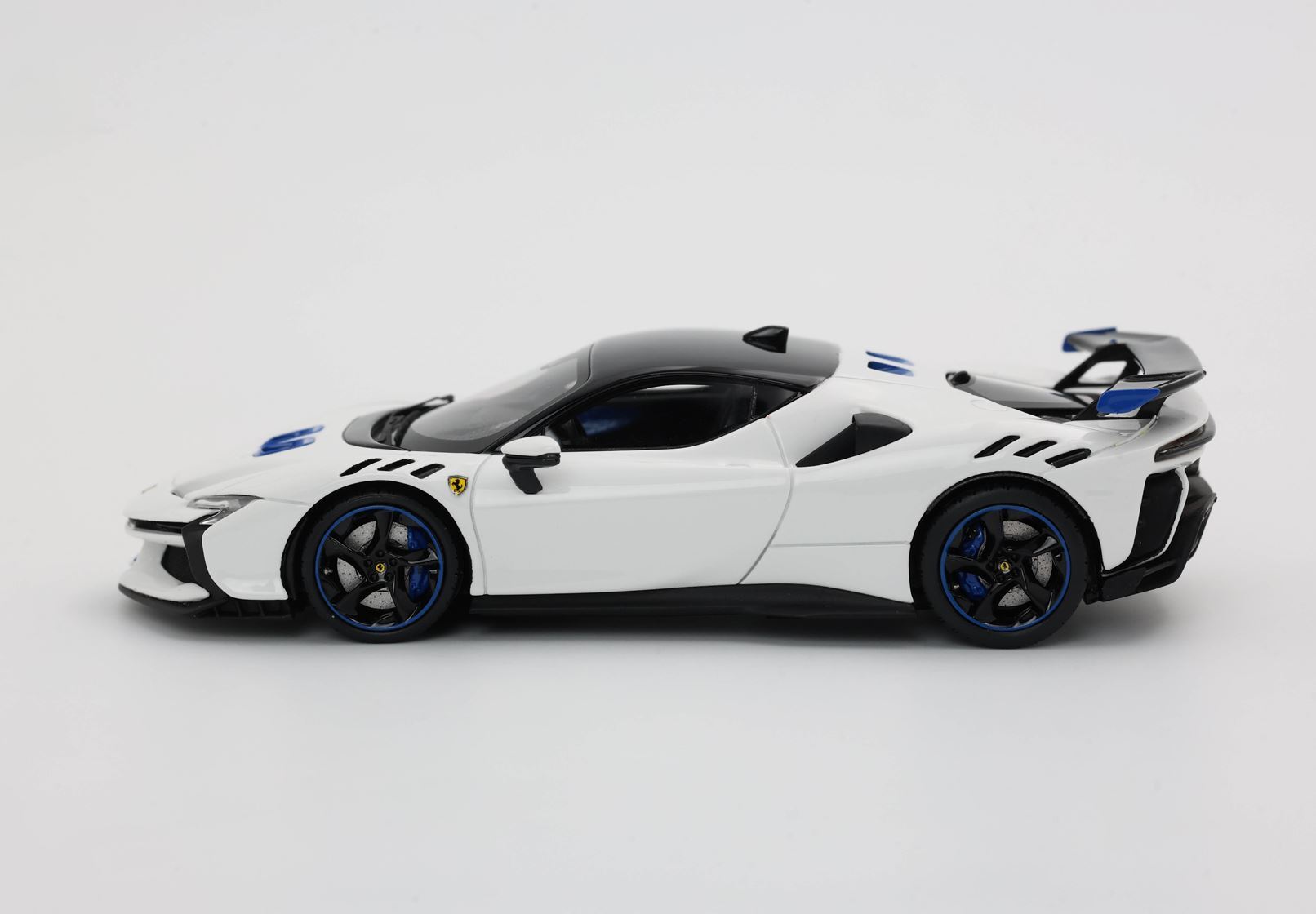 FERRARI SF90 XX STRADALE BIANCO CERVINO - Vroomi