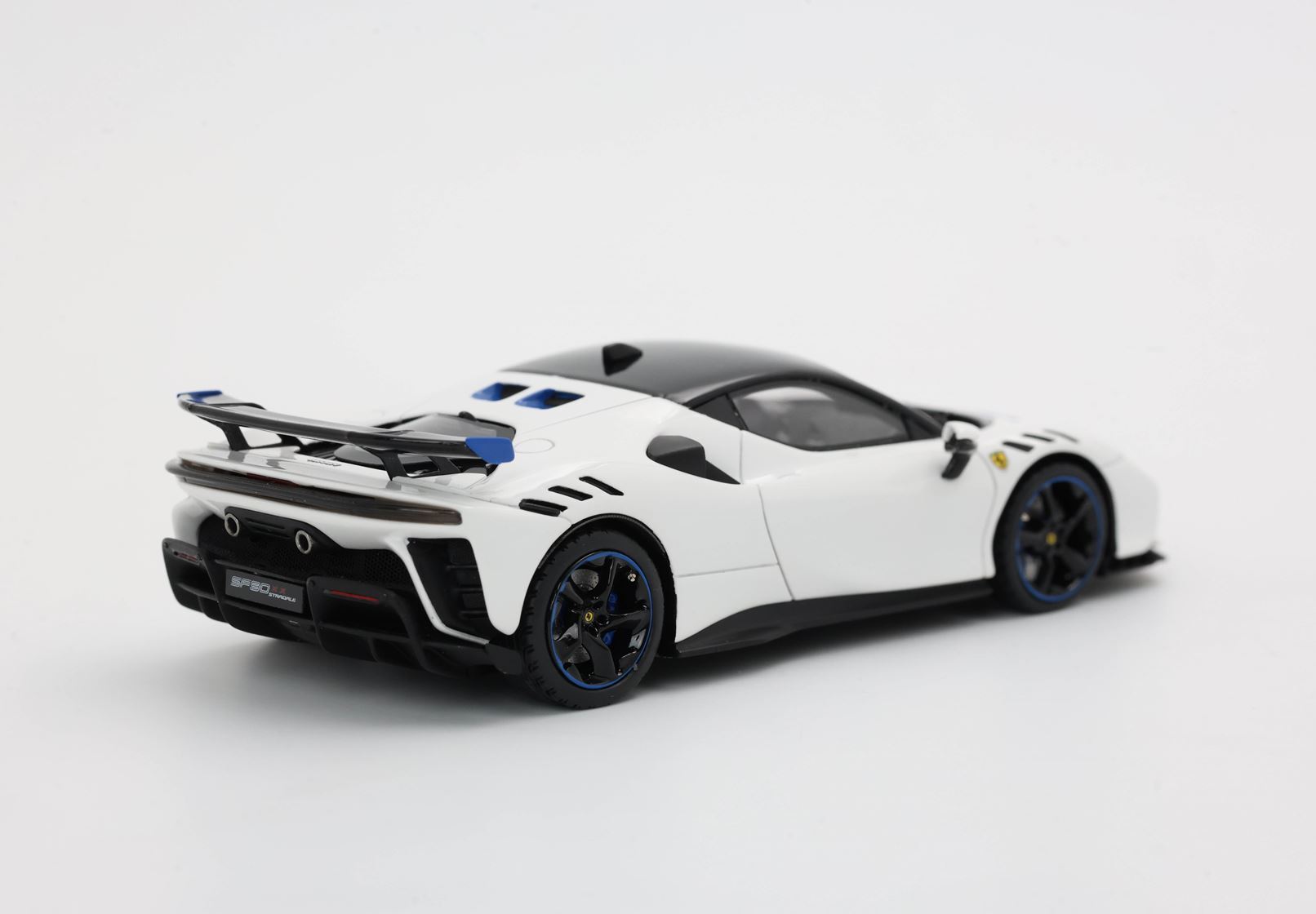 FERRARI SF90 XX STRADALE BIANCO CERVINO - Vroomi