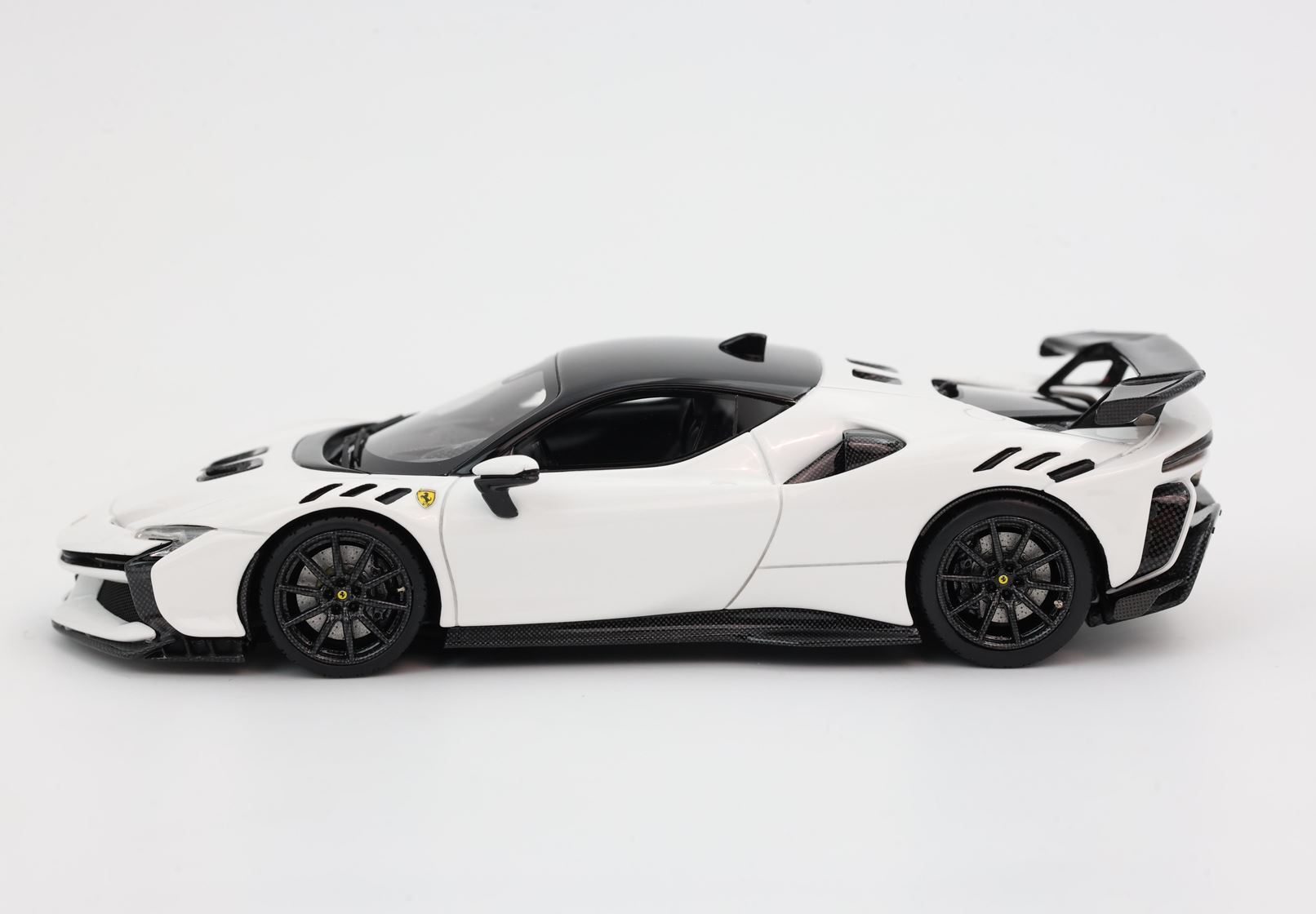 FERRARI SF90 XX STRADALE BIANCO CERVINO JANTES CARBONIO - Vroomi
