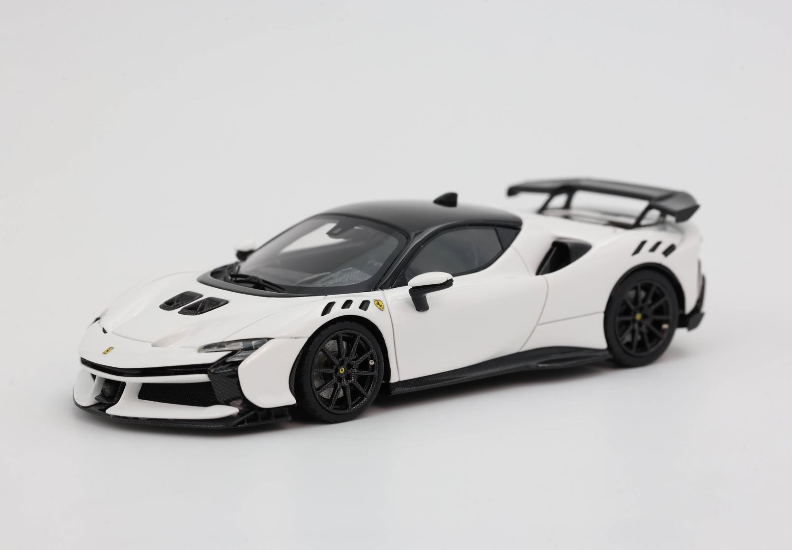 FERRARI SF90 XX STRADALE BIANCO CERVINO JANTES CARBONIO - Vroomi