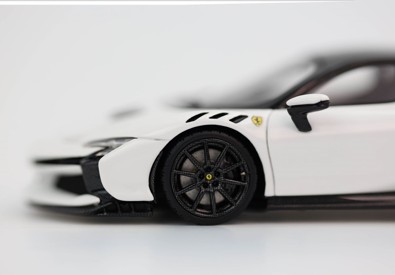 FERRARI SF90 XX STRADALE BIANCO CERVINO JANTES CARBONIO - Vroomi