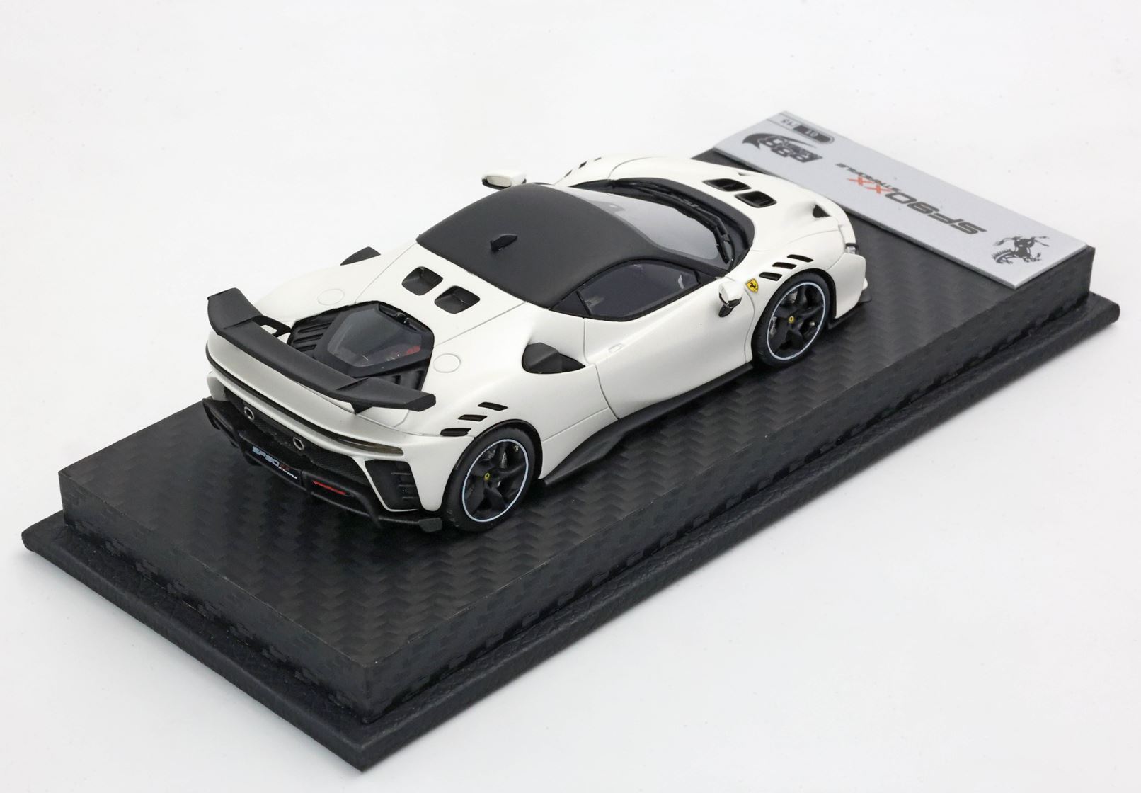 FERRARI SF90 XX STRADALE BIANCO FUJI OPACO E TETTO NERO - Vroomi