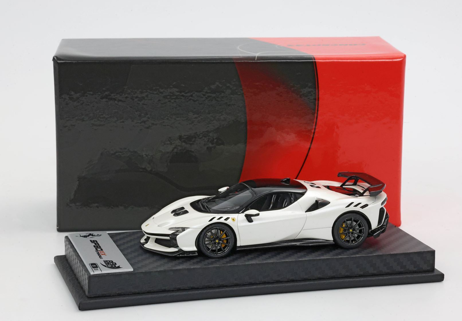 FERRARI SF90 XX STRADALE BIANCO FUJI LUCIDO E TETTO NERO - Vroomi