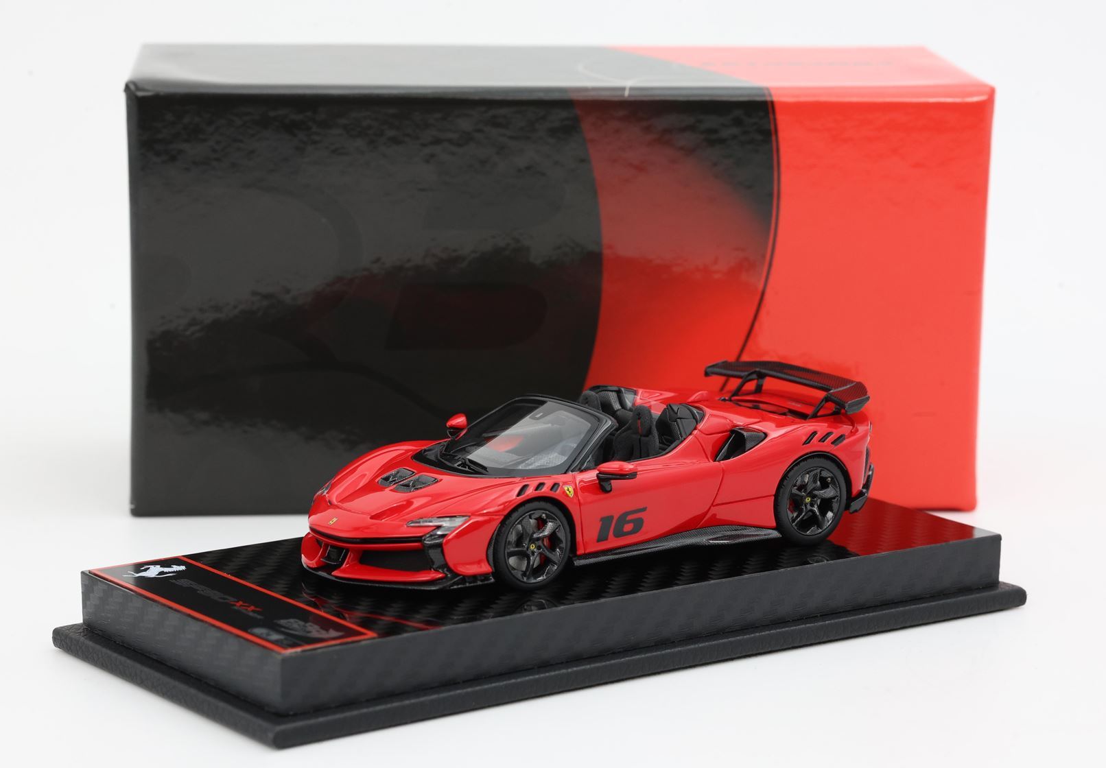FERRARI SF90 XX SPIDER RACE N.16 ROSSO CORSA 322 E BASE CARBONIO - Vroomi