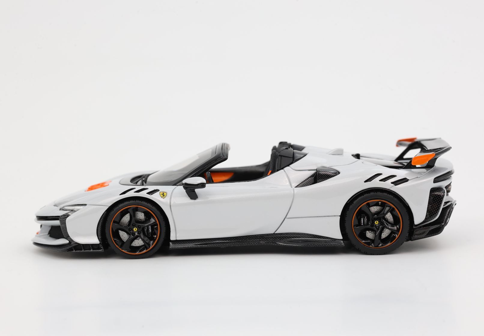 FERRARI SF90 XX SPIDER BIANCO ARTICO - Vroomi