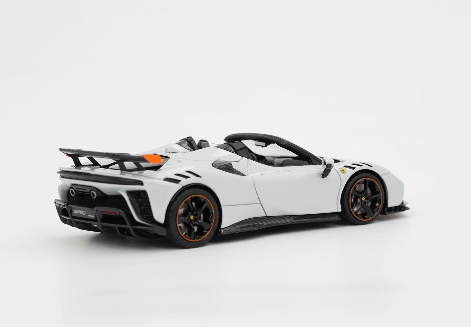 FERRARI SF90 XX SPIDER BIANCO ARTICO - Vroomi