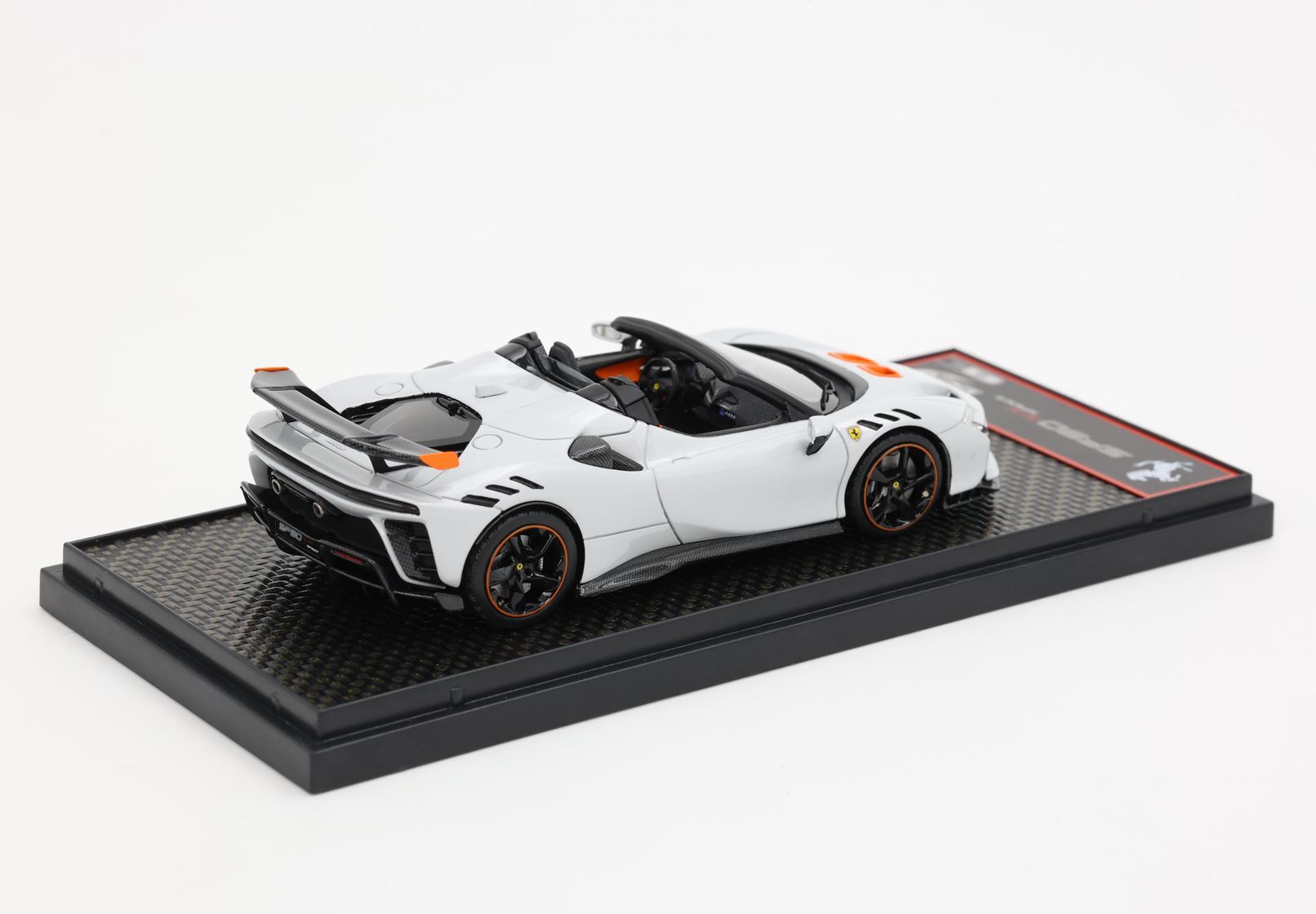 FERRARI SF90 XX SPIDER BIANCO ARTICO - Vroomi