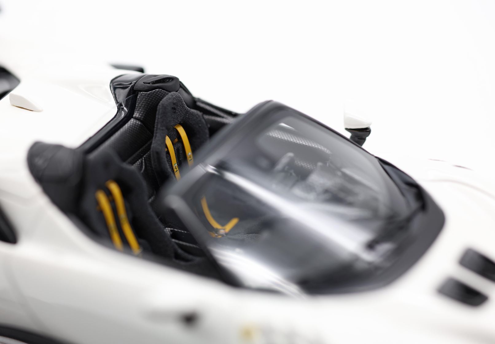 FERRARI SF90 XX SPIDER BIANCO CERVINO - Vroomi