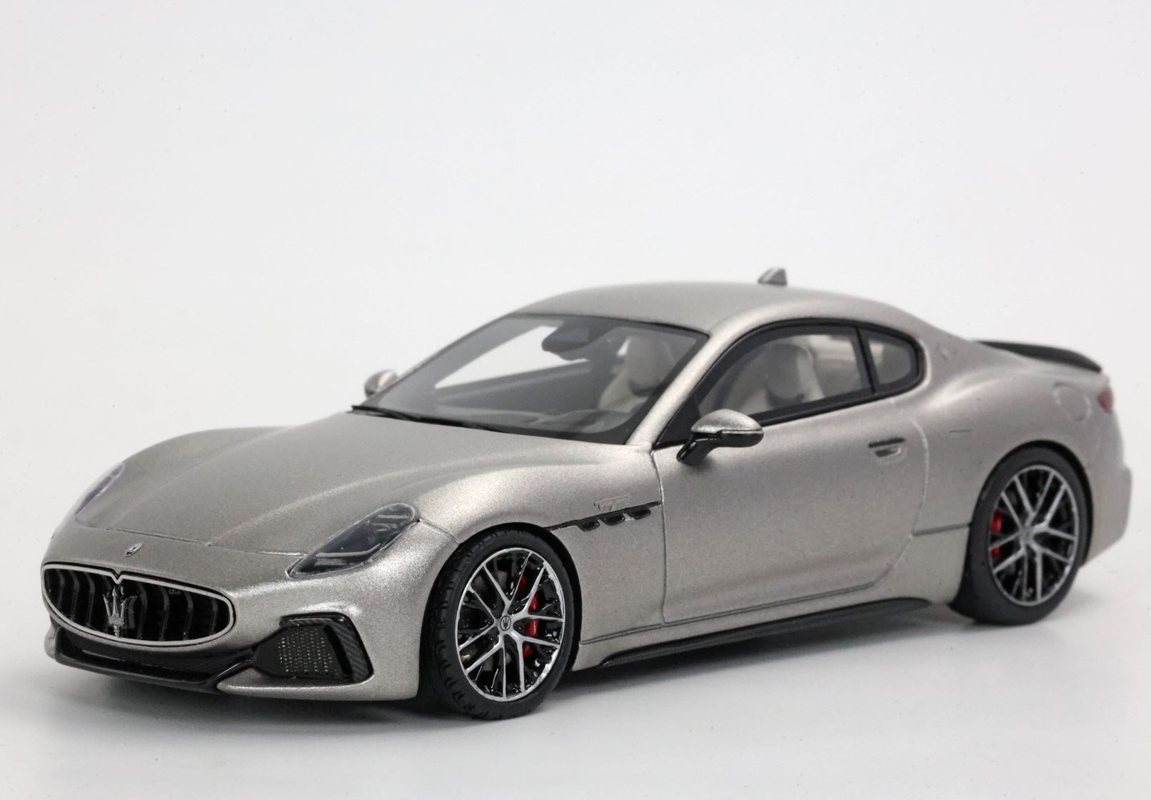 MASERATI GRANTURISMO TROFEO 2023 GRIGIO MARATEA MATT - Vroomi