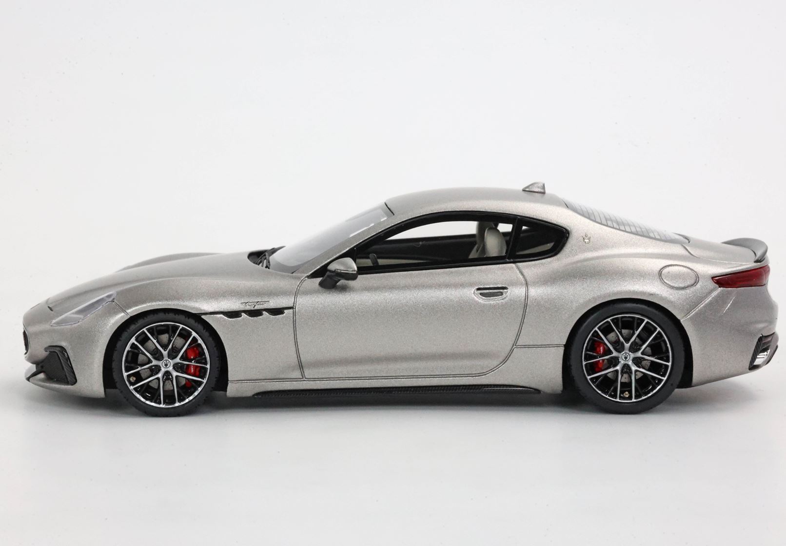 MASERATI GRANTURISMO TROFEO 2023 GRIGIO MARATEA MATT - Vroomi