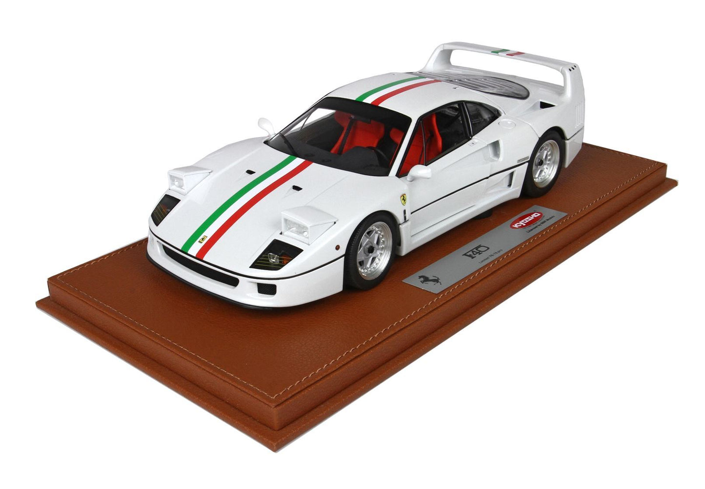 Modèle réduit Ferrari F40 blanche avec bandes aux couleurs du drapeau italien sur socle marron, désormais présenté sur Vroomi.